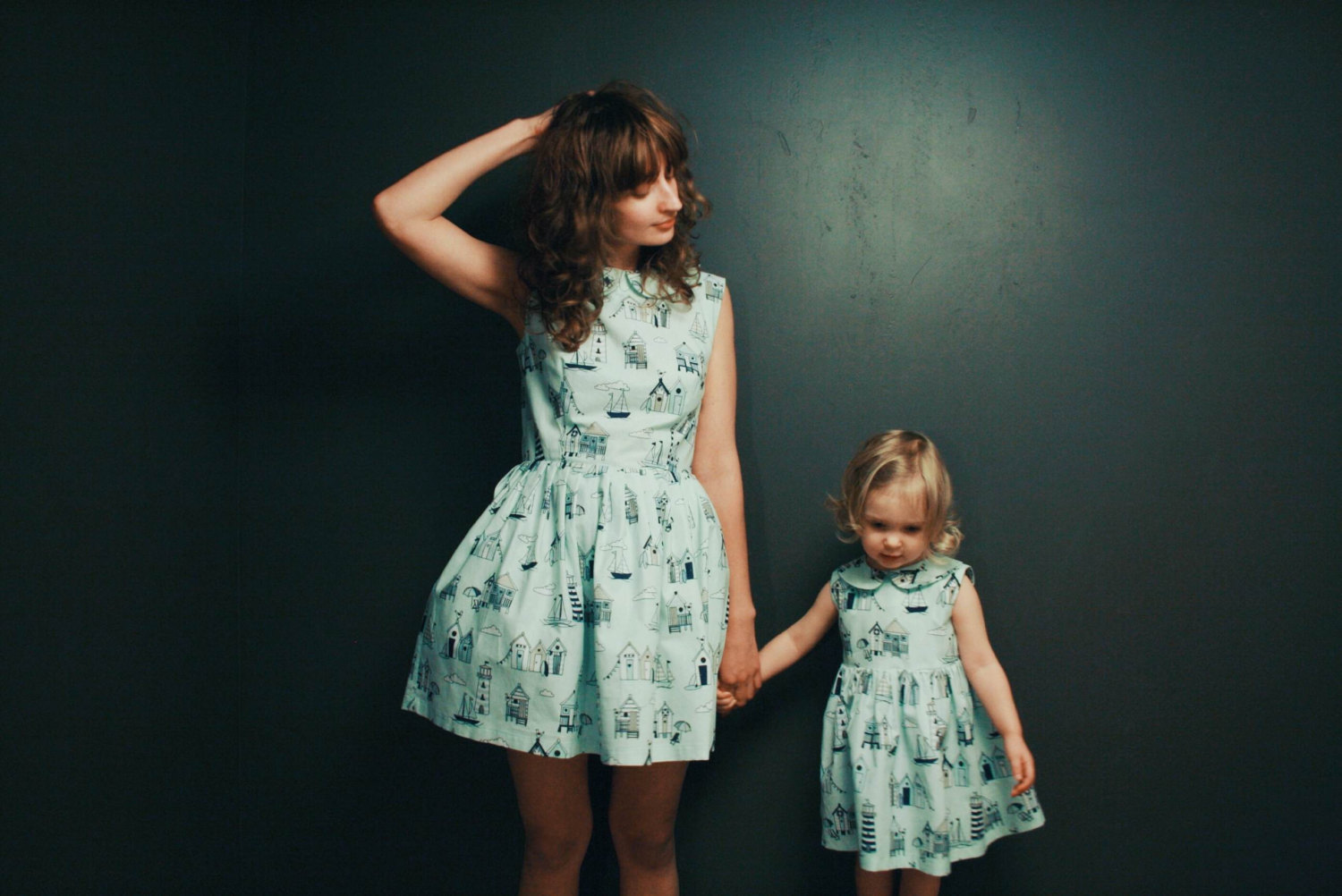 Видеть дочь в платье. Мама и дочка. Фотосессия мама и дочка. Красивая дочь. Мама с дочкой в студии.